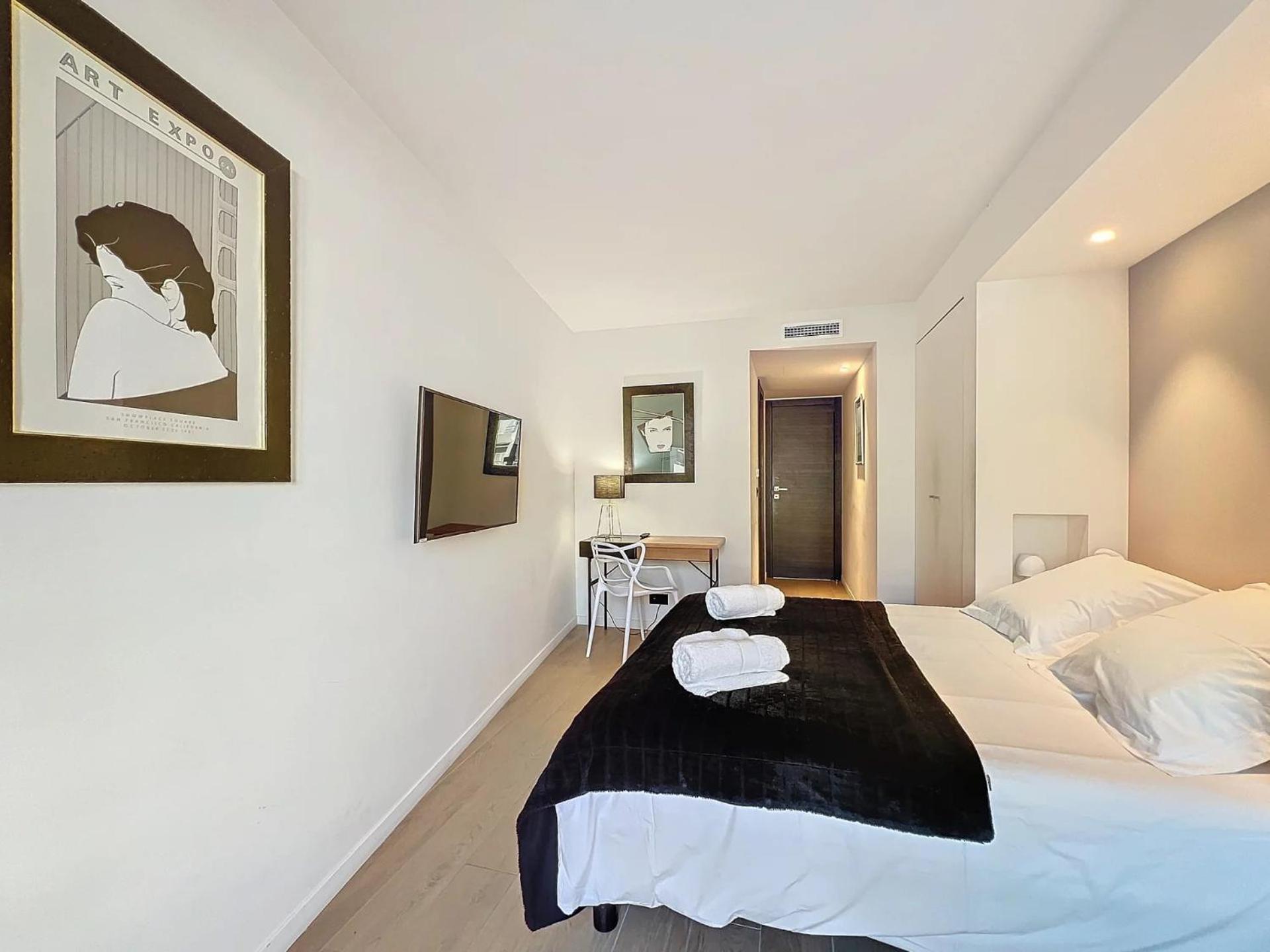 3P Between Croisette Beaches And Antibes Street Cannes Bagian luar foto