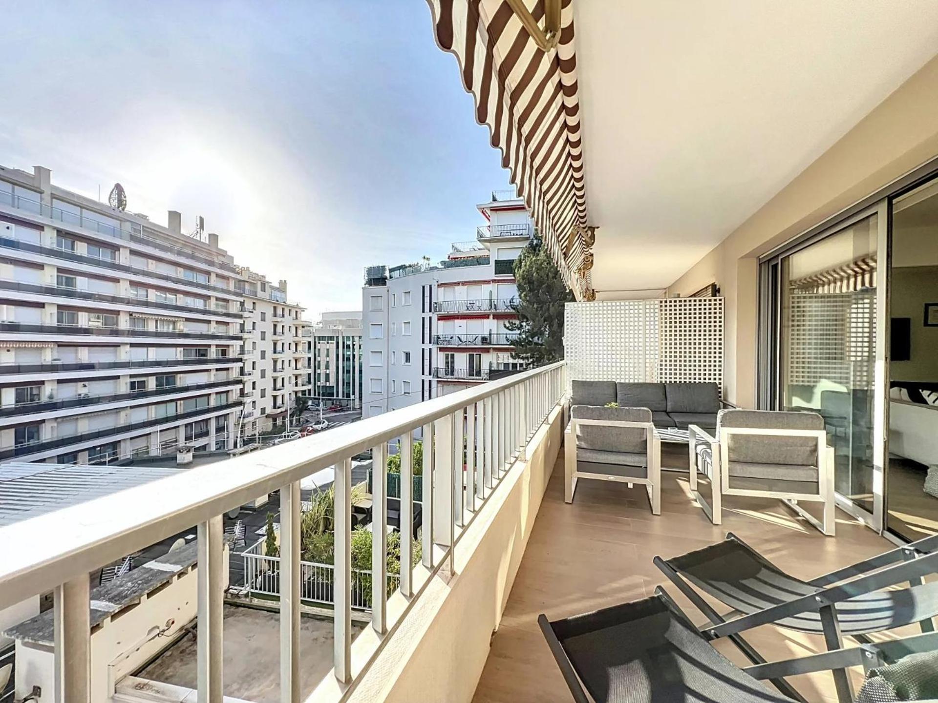 3P Between Croisette Beaches And Antibes Street Cannes Bagian luar foto